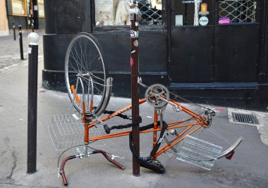 Paris restoranının önündeki eski bisiklet.