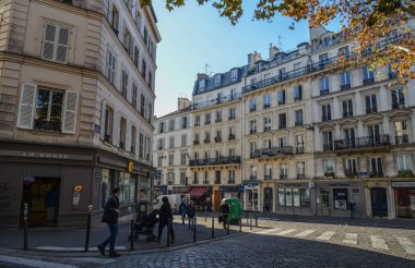 Montmartre bölgesindeki güzel eski cadde
