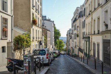 Montmartre bölgesindeki güzel eski cadde