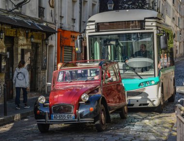 Montmartre bölgesindeki güzel eski cadde