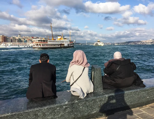 İstanbul, Türkiye 'deki turist iskelesinde oturan insanlar