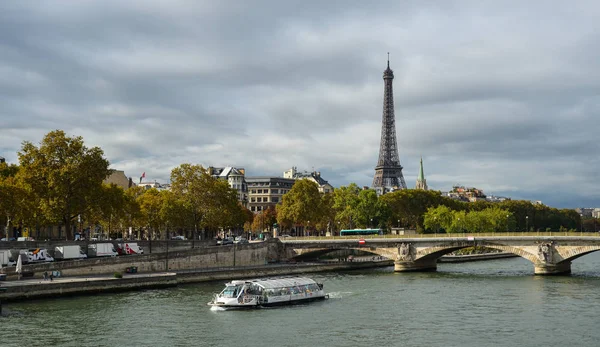 Historical architecture and River Seine in Paris — Stock Photo, Image
