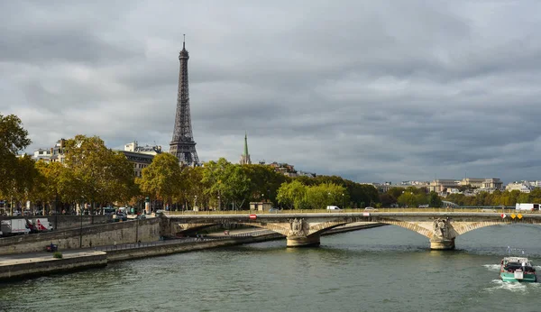 Arquitetura histórica e Rio Sena em Paris — Fotografia de Stock