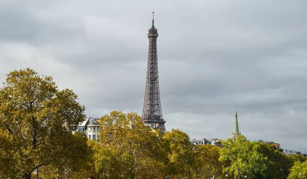 Iconic Eiffel Tower of Paris, Franciaország — Stock Fotó