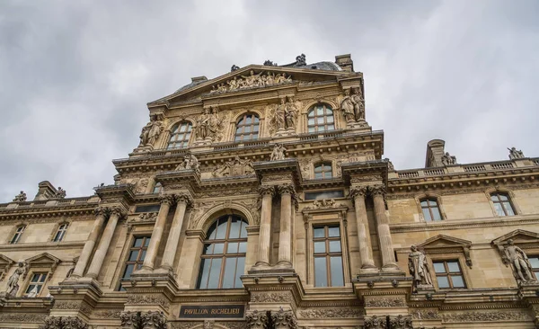 Veduta del Museo del Louvre a Parigi, Francia — Foto Stock