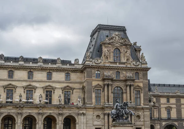 Veduta del Museo del Louvre a Parigi, Francia — Foto Stock