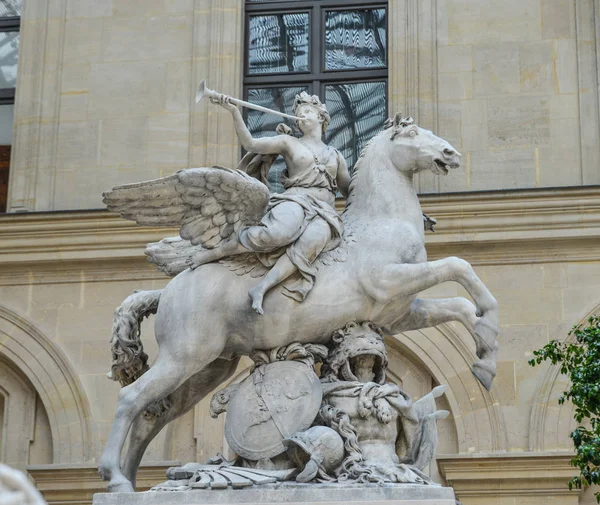 Louvre Múzeum belseje, Párizs, Franciaország — Stock Fotó