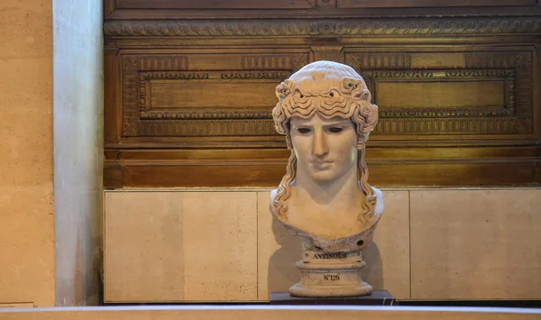 Interior del Museo del Louvre en París, Francia —  Fotos de Stock