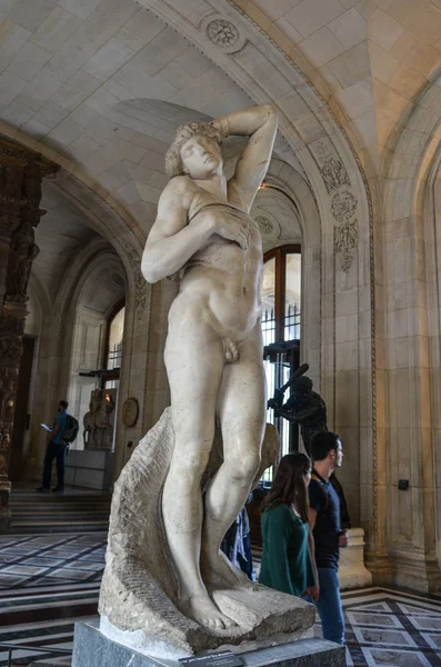 Louvre Múzeum belseje, Párizs, Franciaország — Stock Fotó