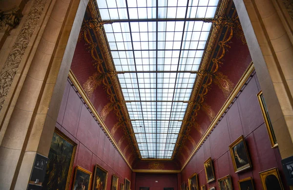 Interiér muzea Louvre v Paříži, Francie — Stock fotografie