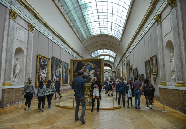Interior del Museo del Louvre en París, Francia — Foto de Stock