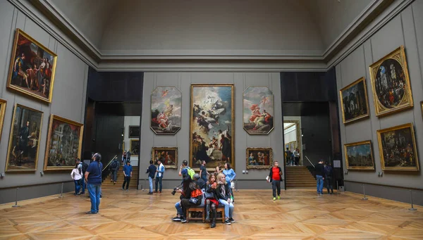 Interior del Museo del Louvre en París, Francia — Foto de Stock