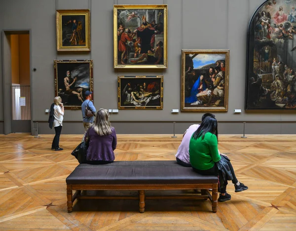 Paris, Fransa 'daki Louvre Müzesi' nin içi 