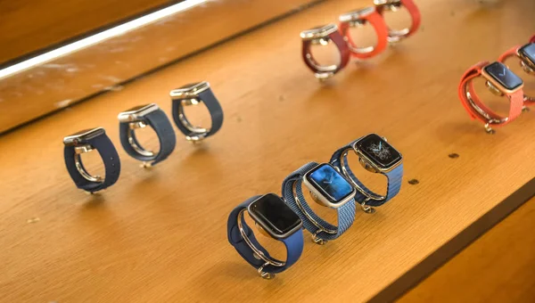 Apple Store 'da yeni Apple Watch ürünleri — Stok fotoğraf