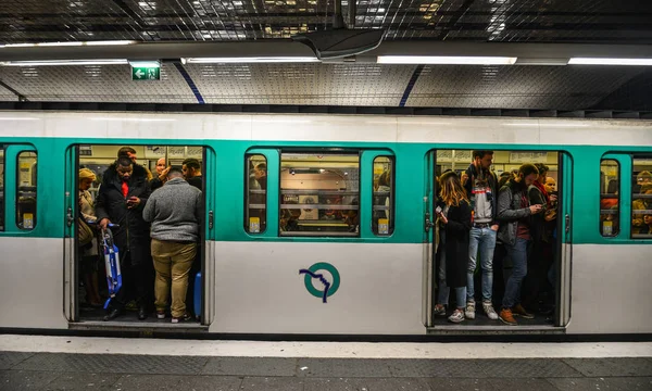 Stanice metra v Paříži, Francie — Stock fotografie