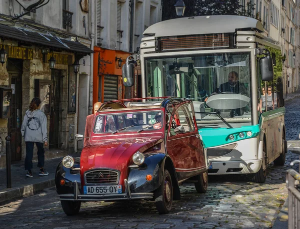 Bela rua velha no distrito de Montmartre — Fotografia de Stock