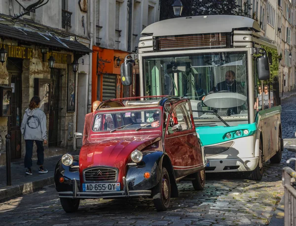 Schöne alte straße im viertel montmartre — Stockfoto