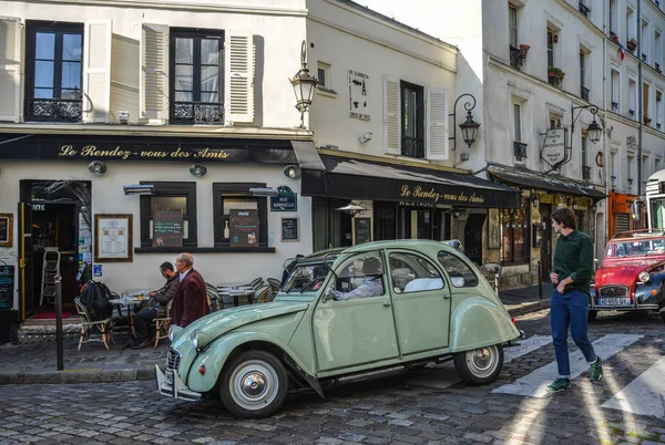 Όμορφη παλιά οδό στην περιοχή Montmartre — Φωτογραφία Αρχείου