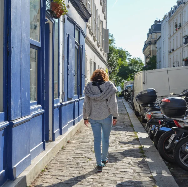 Krásná stará ulice v okrese Montmartre — Stock fotografie