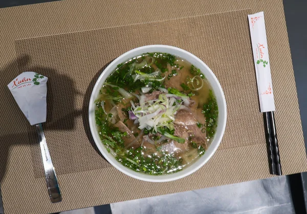 Hagyományos vietnami tésztaleves (Pho Bo) — Stock Fotó