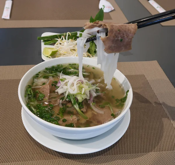 Hagyományos vietnami tésztaleves (Pho Bo) — Stock Fotó