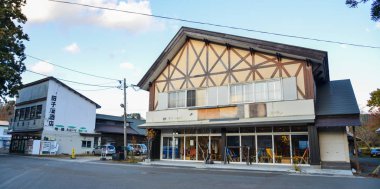 Towada Gölü yakınlarında sonbaharda küçük bir kasaba. 