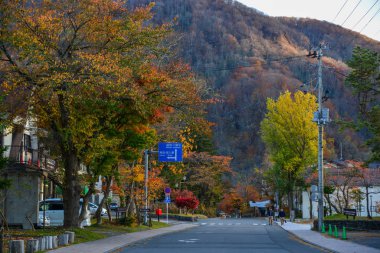 Towada Gölü yakınlarında sonbaharda küçük bir kasaba. 