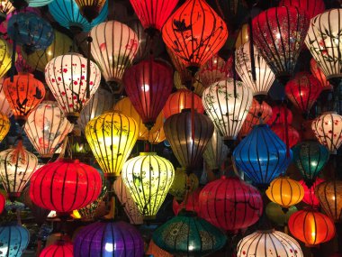 Sokaklarda yanan kağıt fenerleri