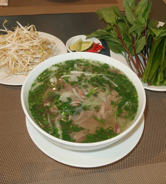 Traditionele Vietnamese noedelsoep (Pho Bo) — Stockfoto
