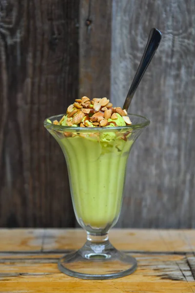 Avocado ice cream in glass — ストック写真