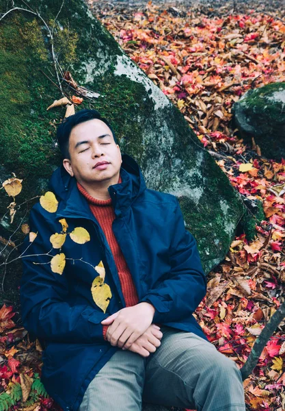 Азиатский мужчина наслаждается осенним лесом — стоковое фото