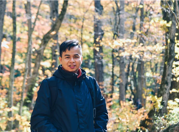 Asiatique homme appréciant automne forêt — Photo