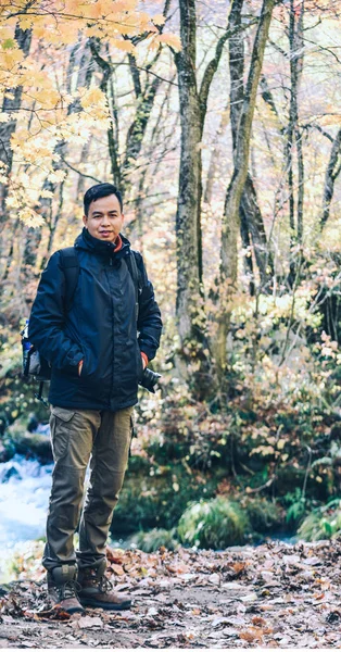 Aziatische man genieten van herfst bos — Stockfoto
