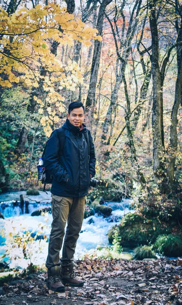 Aziatische man genieten van herfst bos — Stockfoto