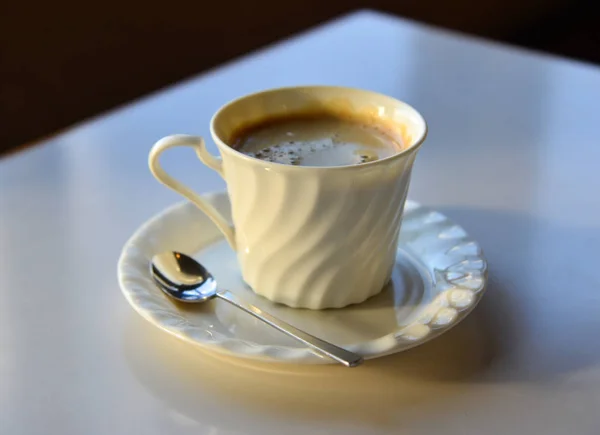 Tasse à café sur la table en journée ensoleillée — Photo