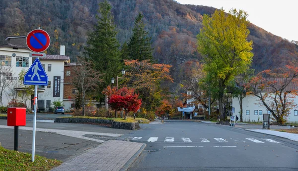 Towada Gölü yakınlarında sonbaharda küçük bir kasaba. — Stok fotoğraf