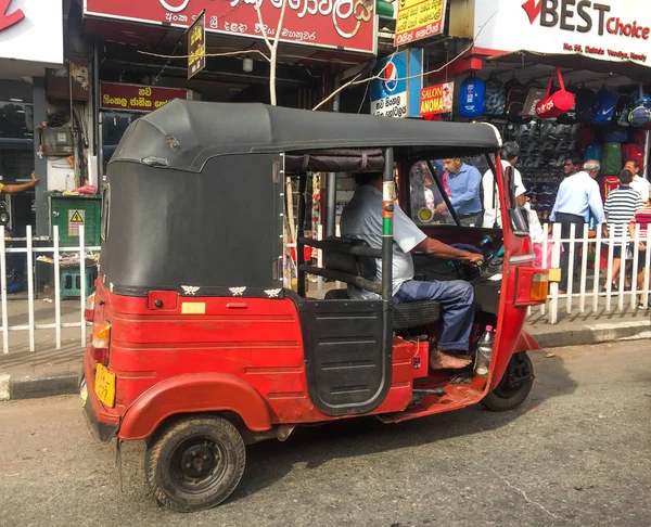 Tuk tuk táxi correndo na cidade velha — Fotografia de Stock