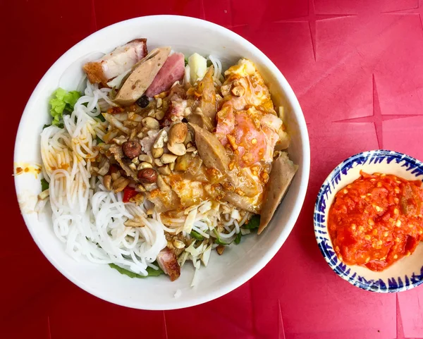 В "єтнамська традиційна локшина з рибовим соусом. — стокове фото