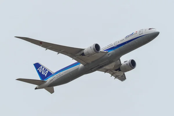 Civil airplane taking off from Tokyo Airport — Stock Photo, Image