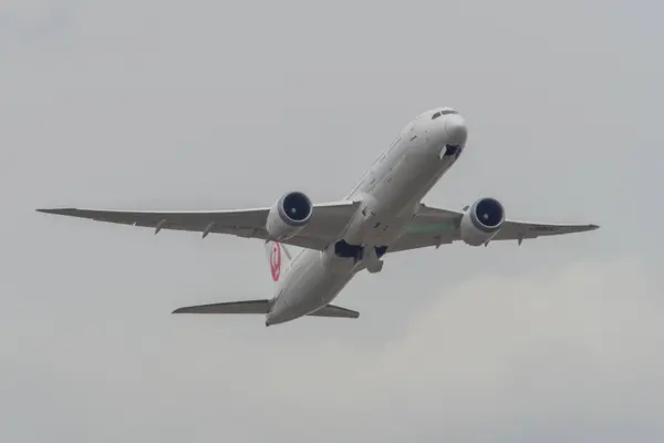 Avião civil decolando do Aeroporto de Tóquio — Fotografia de Stock