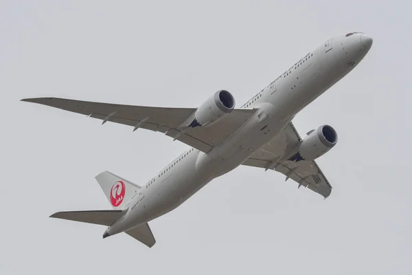 Avião civil decolando do Aeroporto de Tóquio — Fotografia de Stock