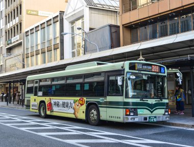 Kyoto, Japonya 'da sokakta çalışan bir otobüs