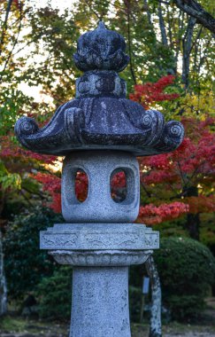 Japon taş feneri sonbahar bahçesinde