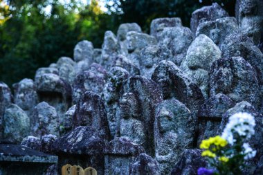 Antik tapınağın mezarında bir sürü taş heykel