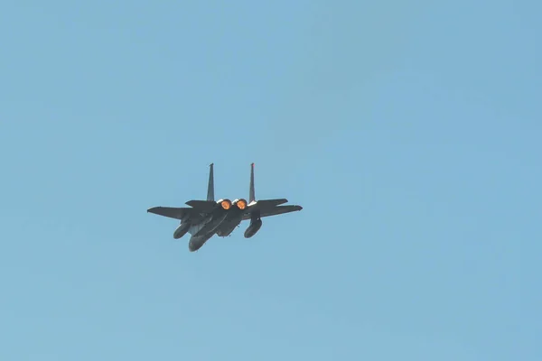 Militaire vliegtuigen die vliegen voor weergave — Stockfoto