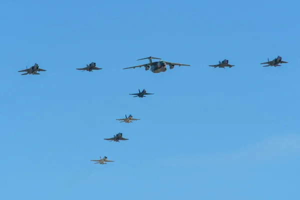 Aviones militares volando para exhibición — Foto de Stock