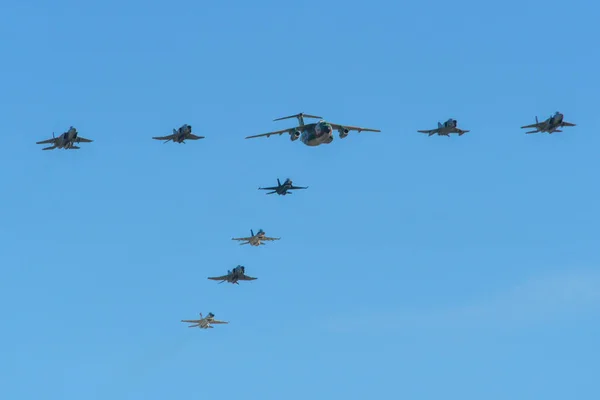 Aviones militares volando para exhibición —  Fotos de Stock