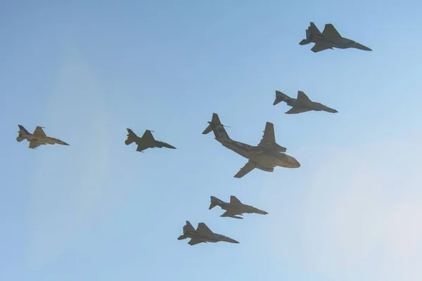 Aeronaves militares voando para exibição — Fotografia de Stock