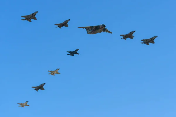 Militärflugzeuge fliegen zur Schau — Stockfoto