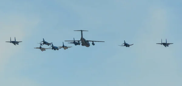 Askeri uçaklar sergilenmek üzere uçuyor — Stok fotoğraf